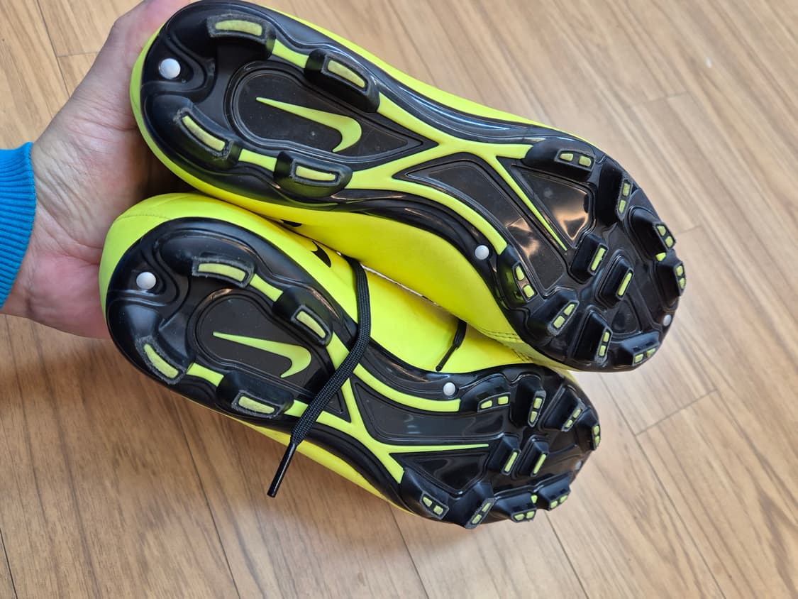 나이키 T90 형광색 축구화 US 8사이즈입니다. 260mm이고, 풋살화 상품이미지4