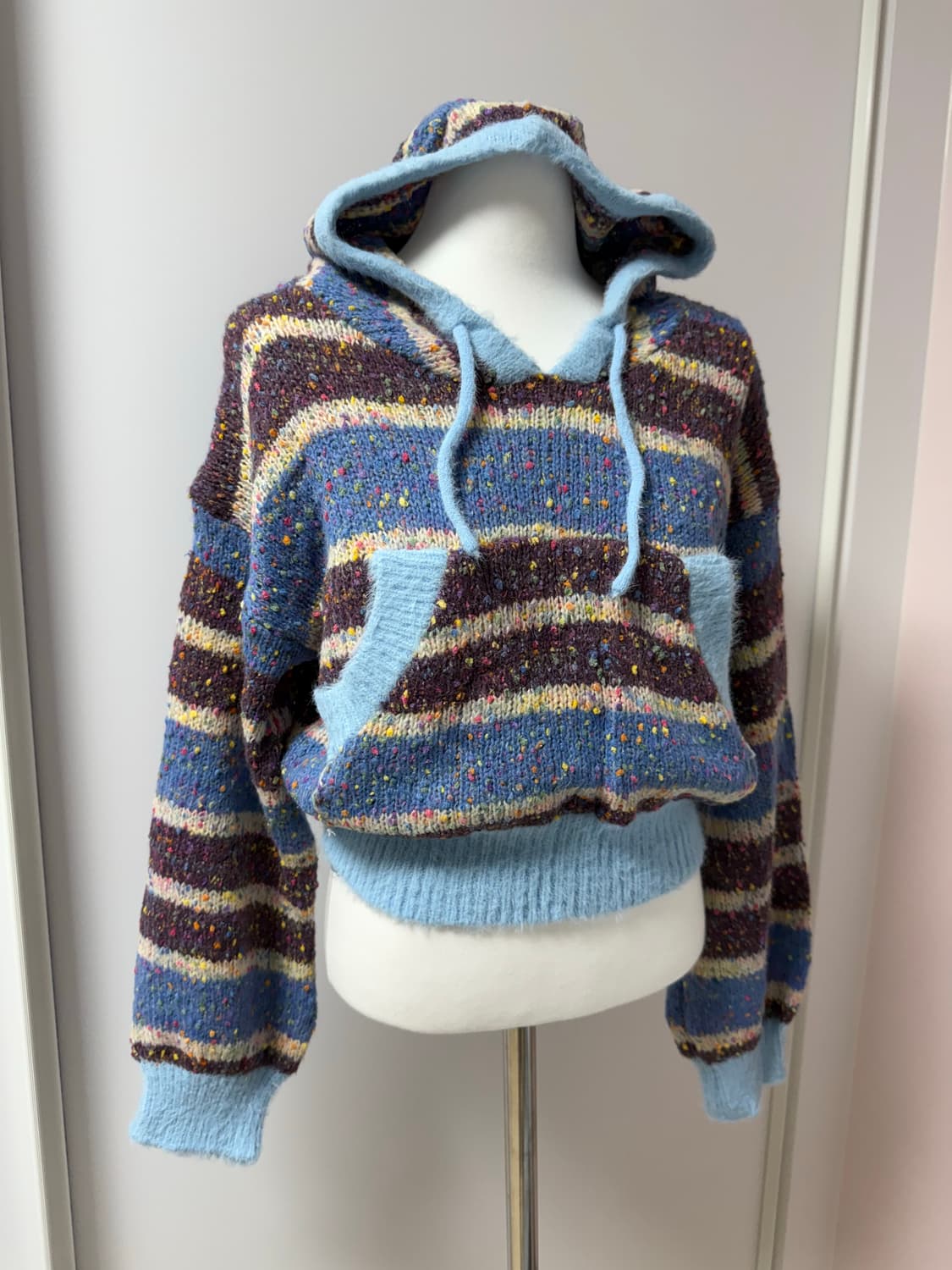 스트라이프 니트 블루 폼폼 후드티 상품이미지1