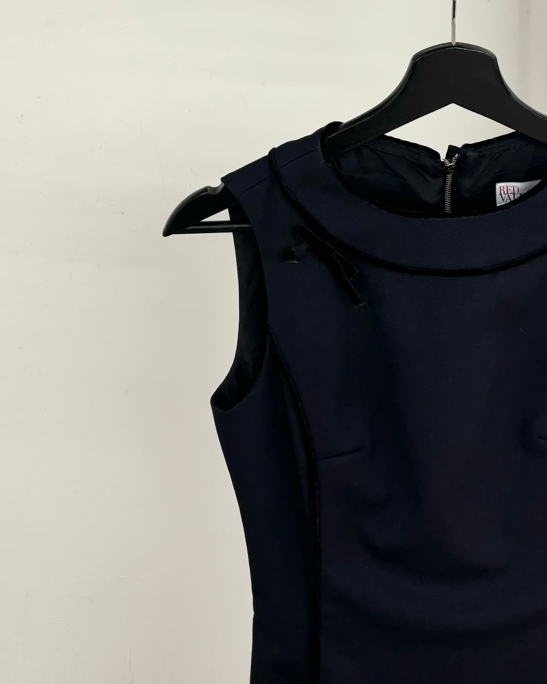 레드 발렌티노블랙 슬리브리스 미디 원피스 상품이미지3