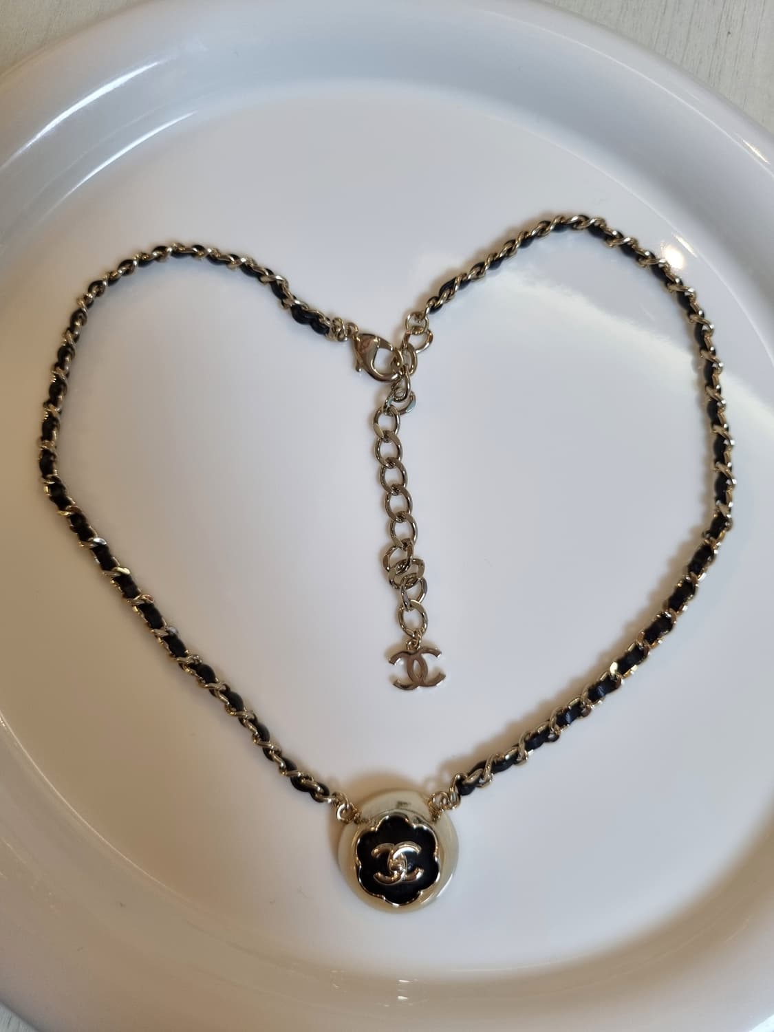 샤넬 업사이클링 가죽체인 까멜리아 턴락 목걸이 상품이미지1