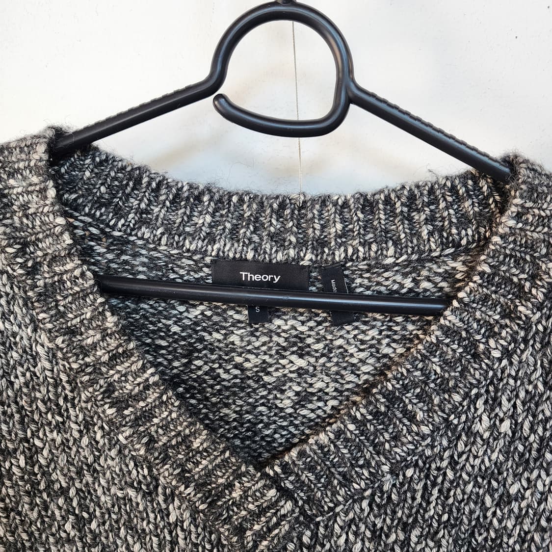 Theory 띠어리 브이넥 니트 스웨터 상품이미지2