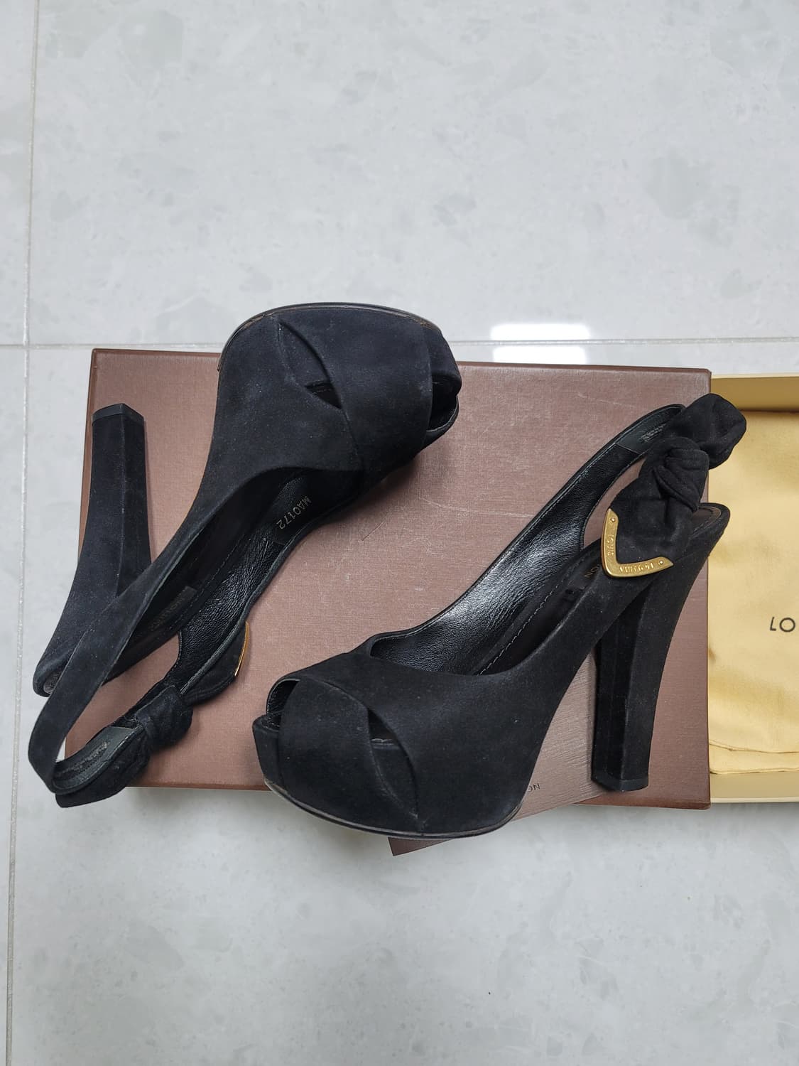 루이비통 블랙 스웨이드 하이힐 35(220사이즈) 상태극상 상품이미지5