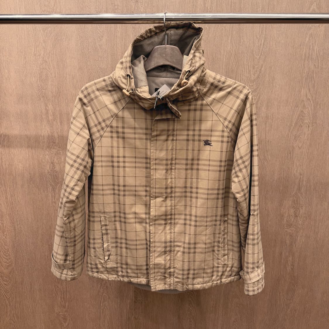 버버리 런던 하이넥 후드 라이트 점퍼 체크 패턴 메쉬 안감 디테일 베이지 상품이미지2