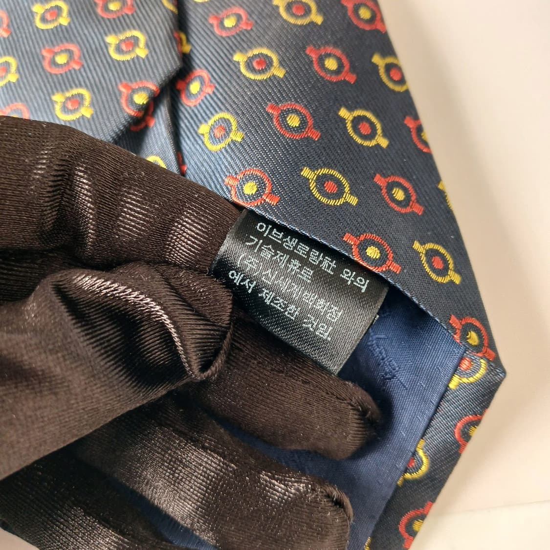 입생로랑 실크 네이비 로고 패턴 넥타이 9.8cm A등급 G29 상품이미지8