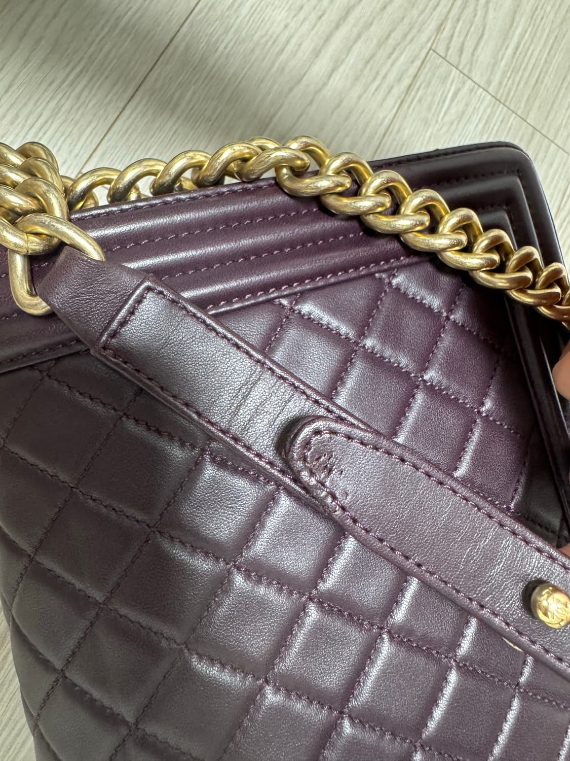 샤넬 램스킨 보이백 미디엄 퍼플색상 상품이미지3