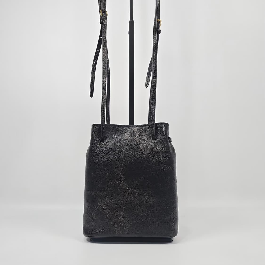 미우미우 올드 나파 가죽 파우치 미니 숄더백 상품이미지3