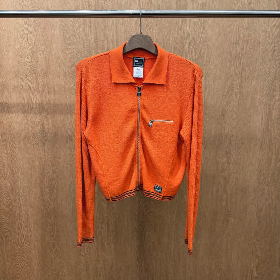 베르사체 니트 집업 가디건 지퍼 포켓 로고 탭 디테일 레귤러핏 오렌지 상품이미지2