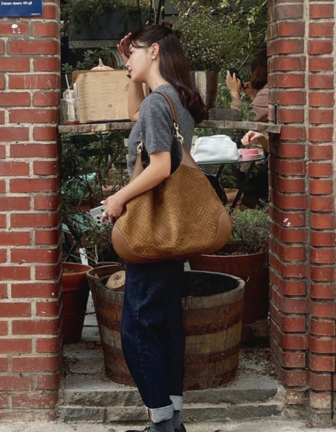 구찌 B 미디엄 숄더백 상품이미지3