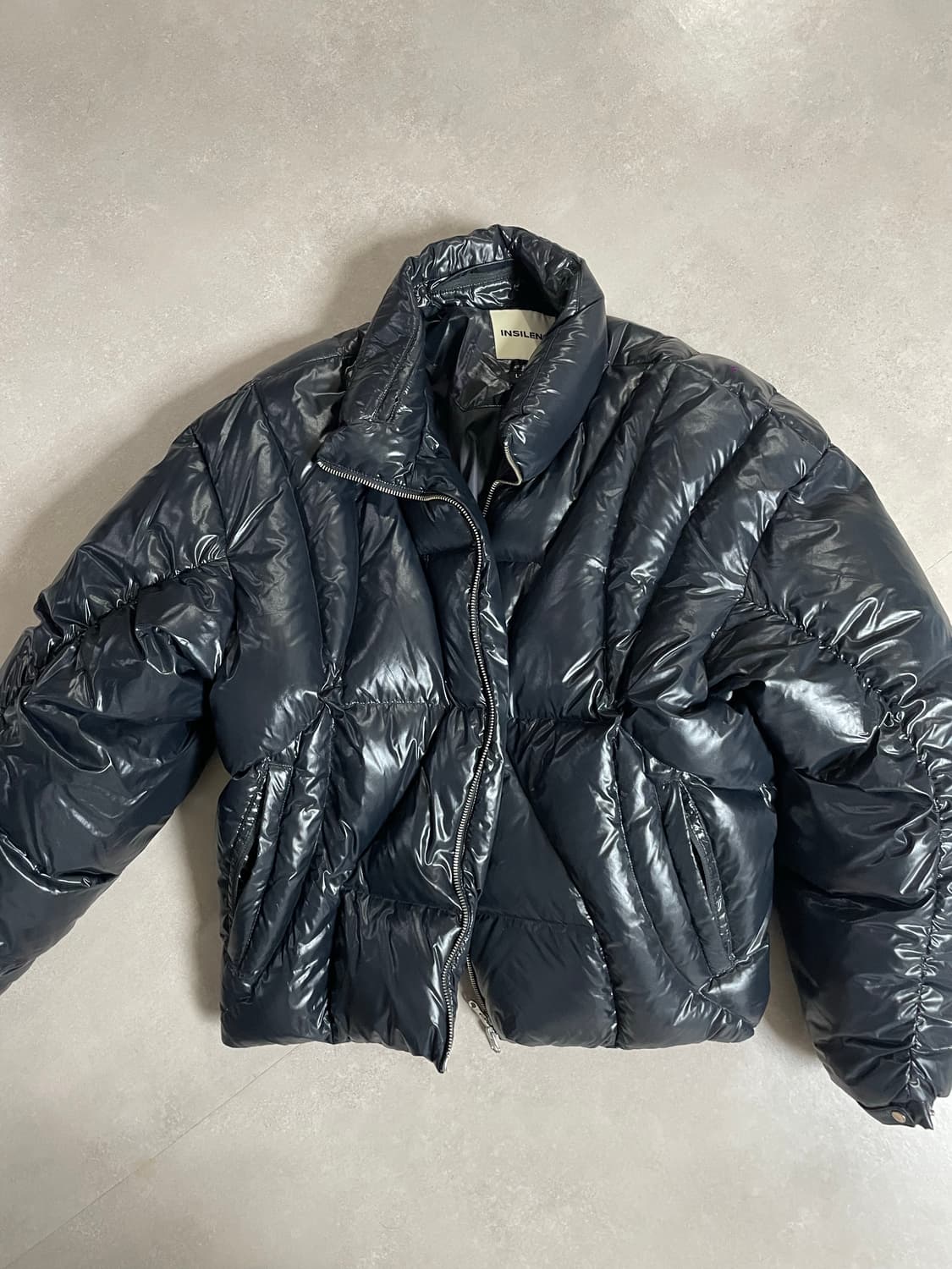 인사일런스 유광 숏패딩 판매합니다 상품이미지3