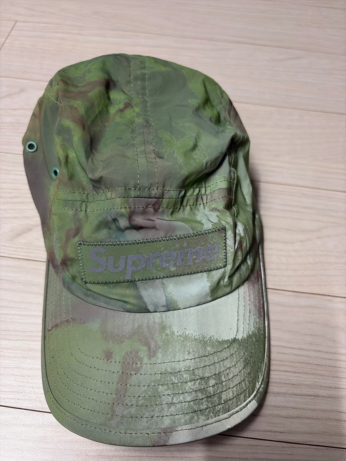 Supreme의 21SS 리플렉티브 다이드 캠프캡 그린 모델입니다. 상품이미지1