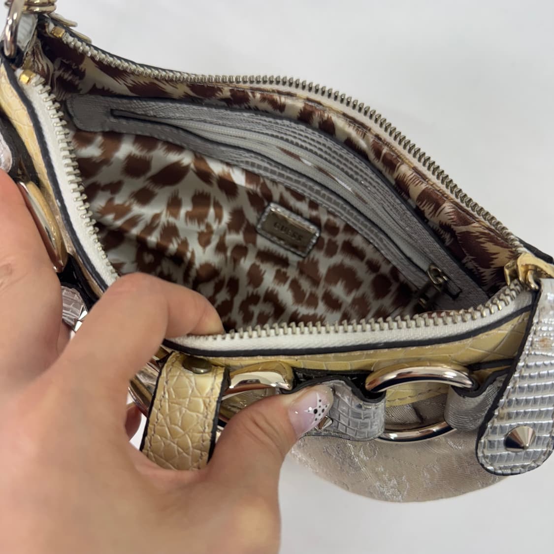 GUESS 게스 큐빅로고 미니 핸드백  상품이미지8