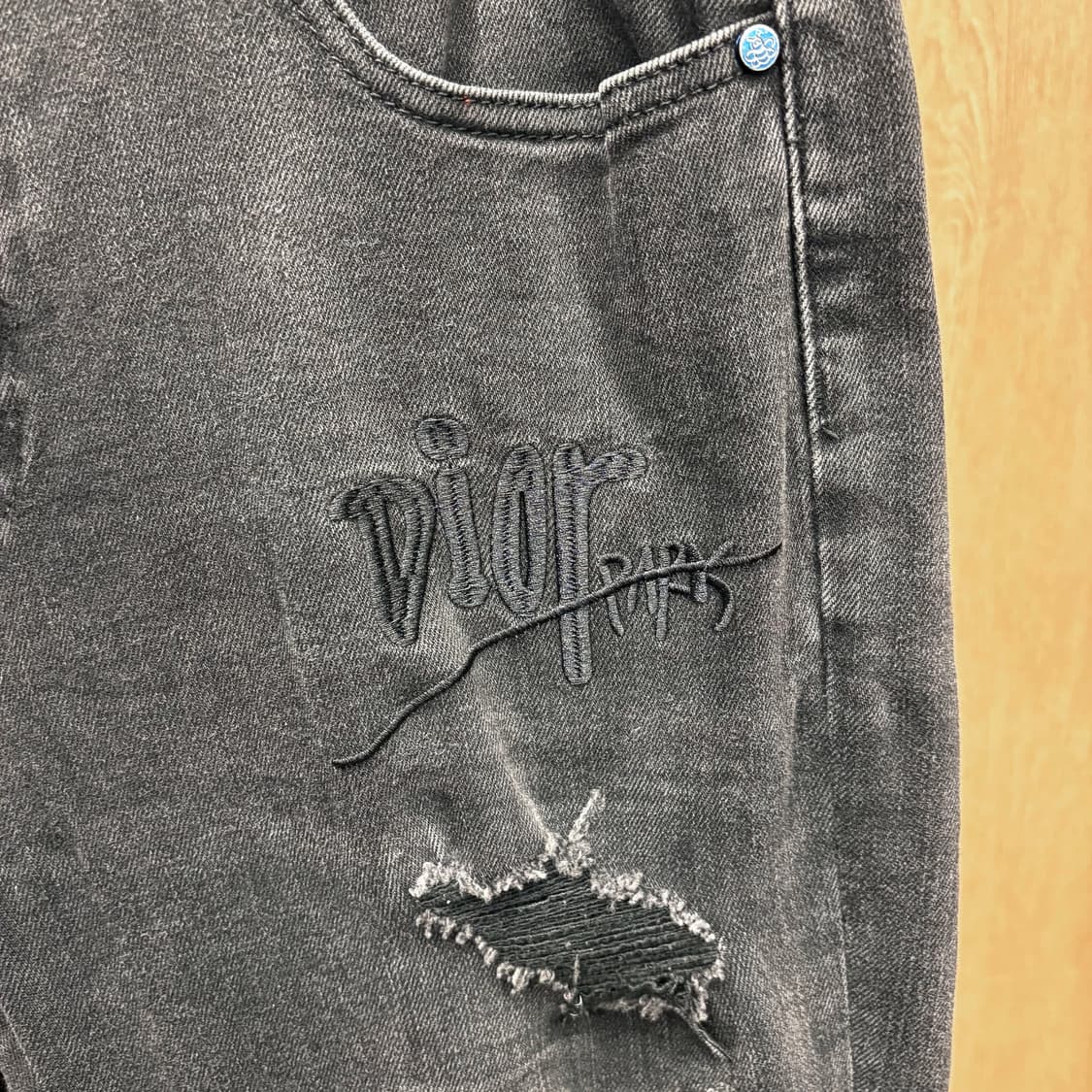 크리스찬 디올 데님 팬츠 디스트로이드 후면 로고 패치 메탈 디테일 블랙 상품이미지6