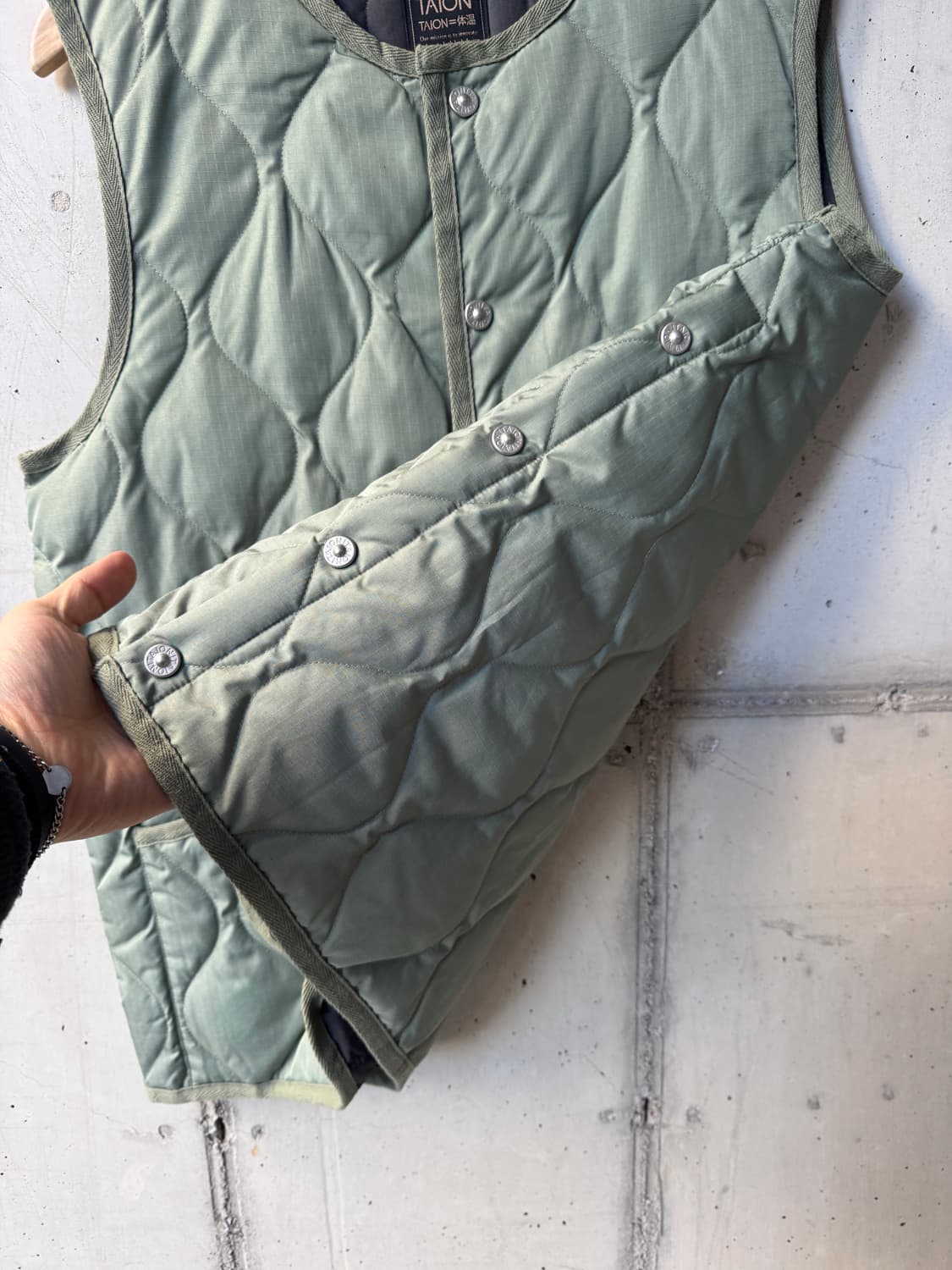 타이온 U-Neck 버튼 베스츠 상품이미지5