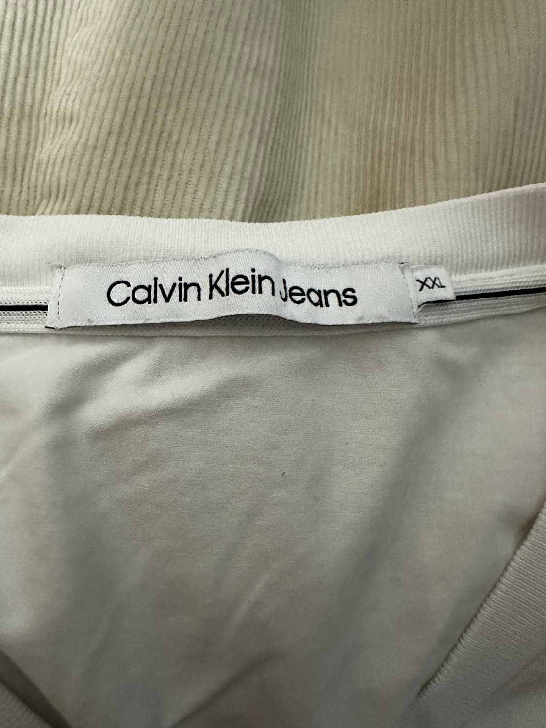 [캘빈클라인] 레귤러핏 인스티튜셔널 로고 반팔 티셔츠 상품이미지3