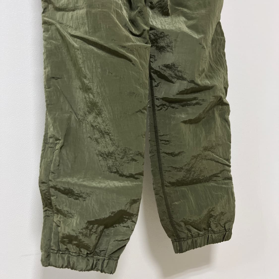 스톤아일랜드 18FW 와펜 나일론 메탈 팬츠 올리브 상품이미지7