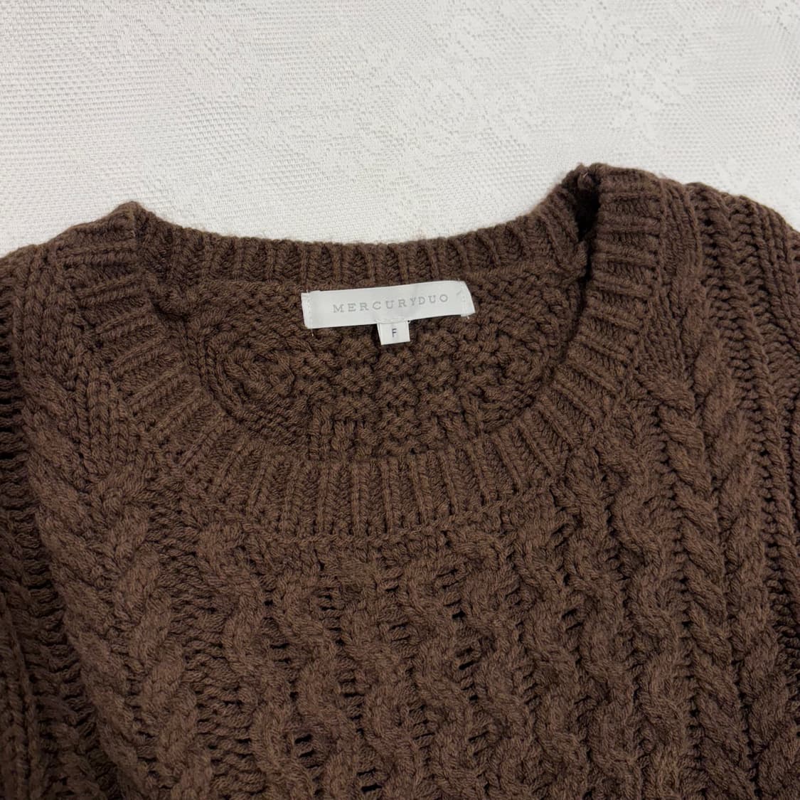 MERCURYDUO 머큐리듀오 뒷 절개 포인트 브라운 케이블 니트 상품이미지5