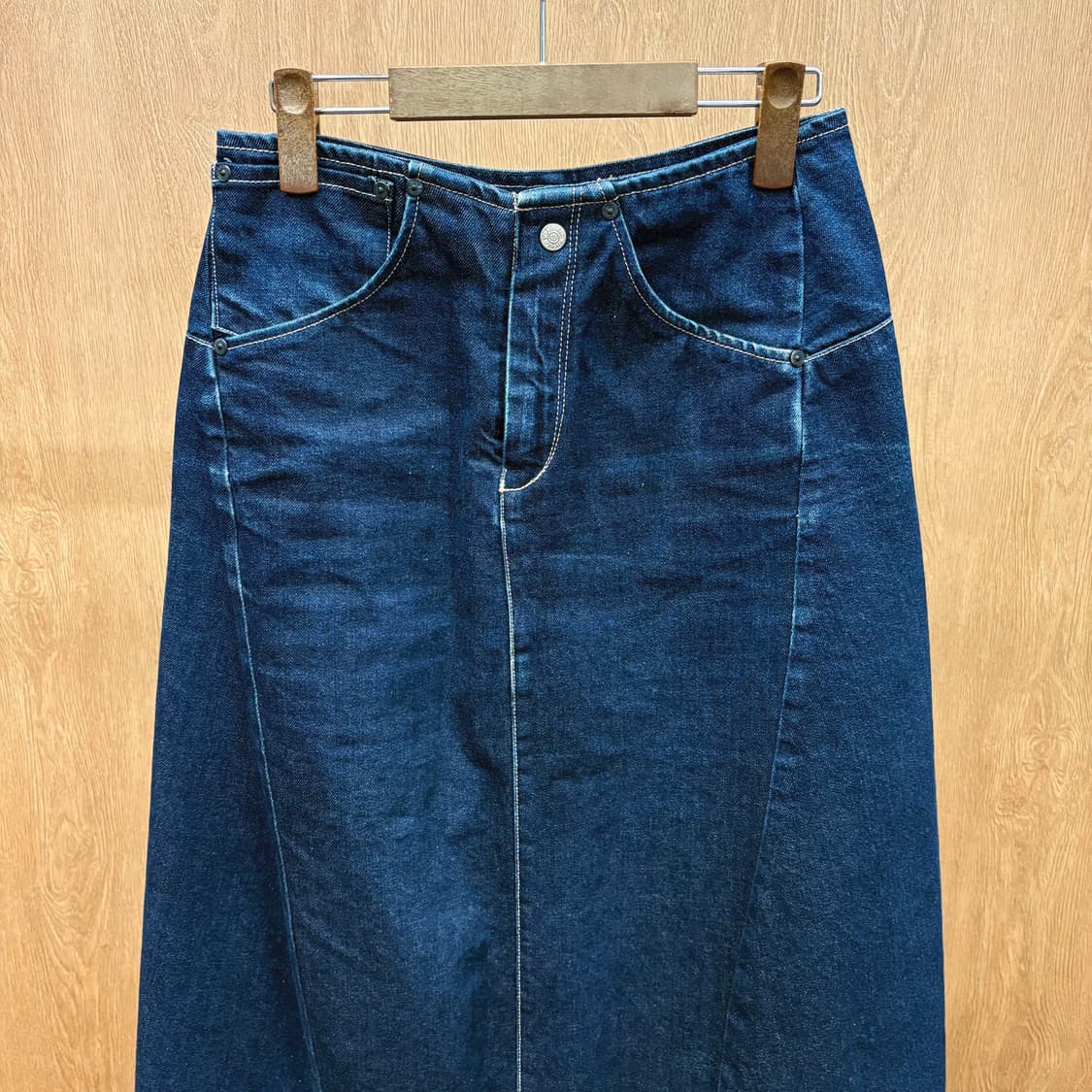 리바이스 엔지니어드 진스 데님 미디 스커트 스티치 백 버클 디테일 진청 상품이미지4