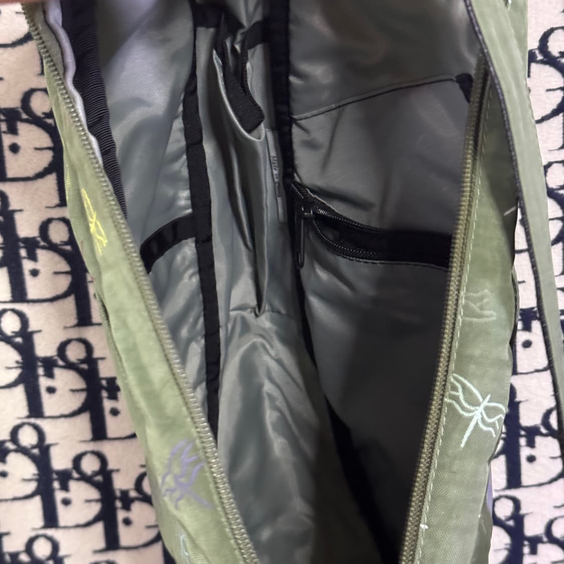 아메리백 잠자리 패턴 슬링백 올리브 그린 상품이미지4