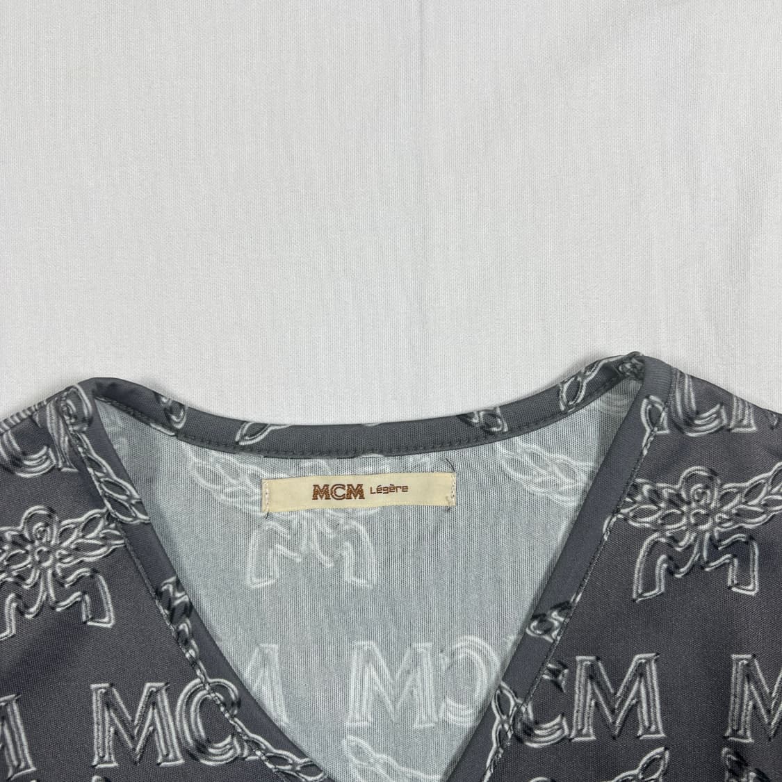 90’s 엠씨엠 mcm 로고 패턴 브이넥 반팔티 상품이미지5