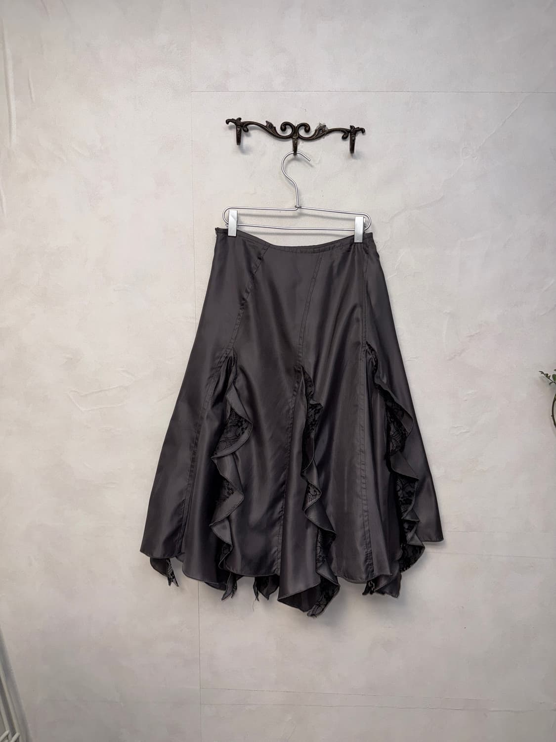 Charcoal ruffle floral lace satin skirt 상품이미지3