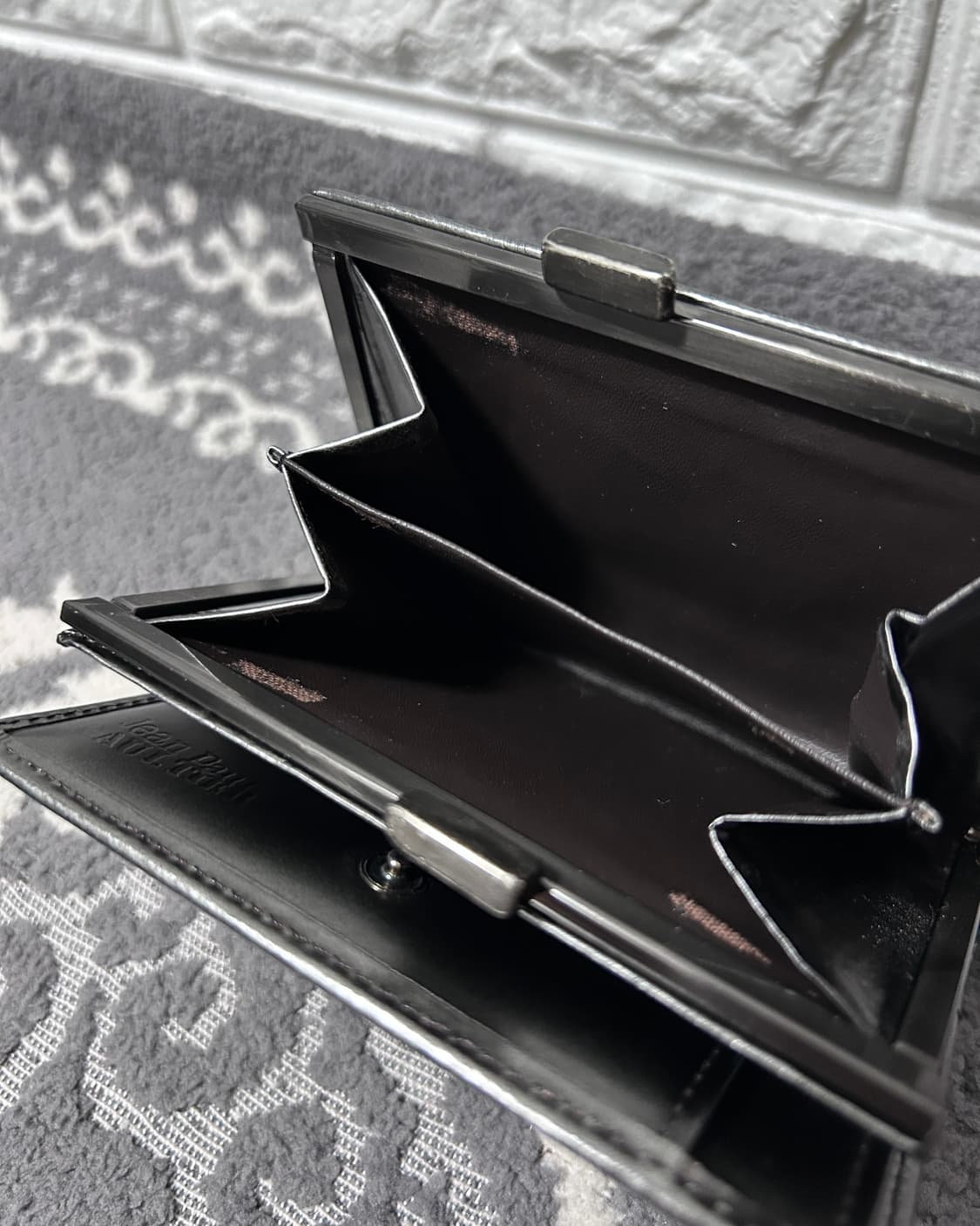 장폴고티에 메탈릭 실버 로즈 지갑 상품이미지7