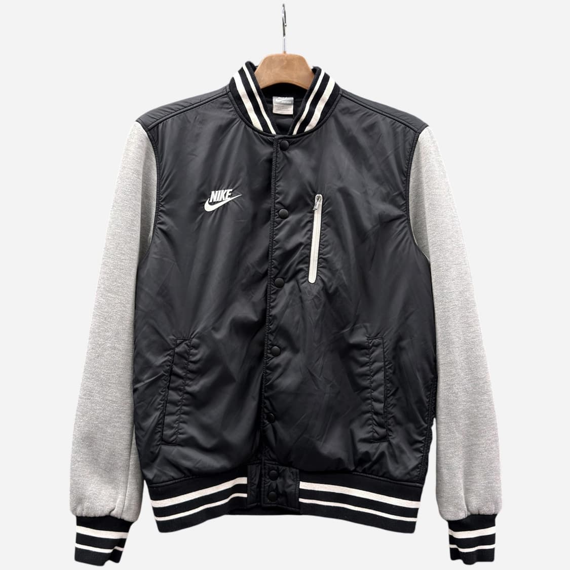 나이키 스타디움 바시티자켓 스몰포켓 디테일 블랙 상품이미지1