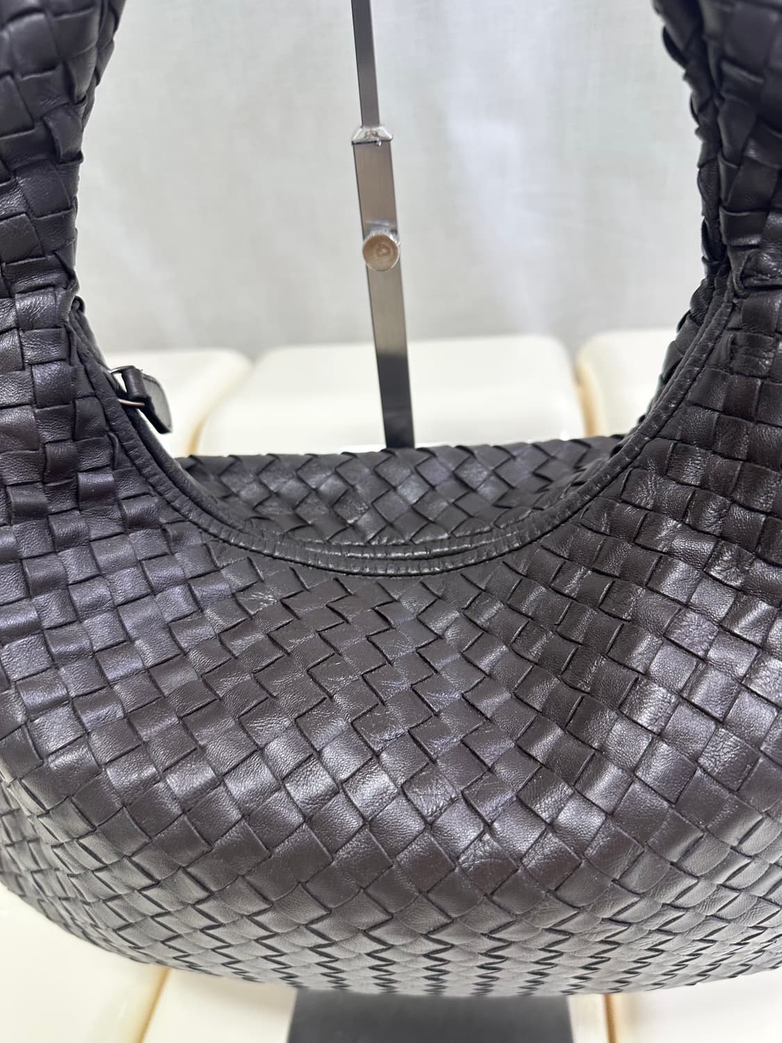 [A+ 정품] 보테가베네타 인트레치아토 호보백 다크브라운 상품이미지5