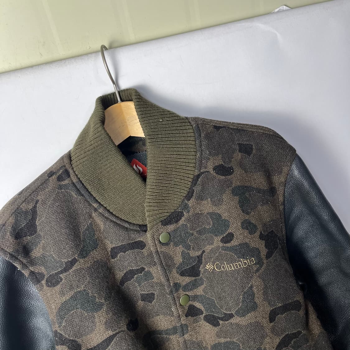 [Columbia] 컬럼비아 카우스킨 카모 바시티자켓 상품이미지3