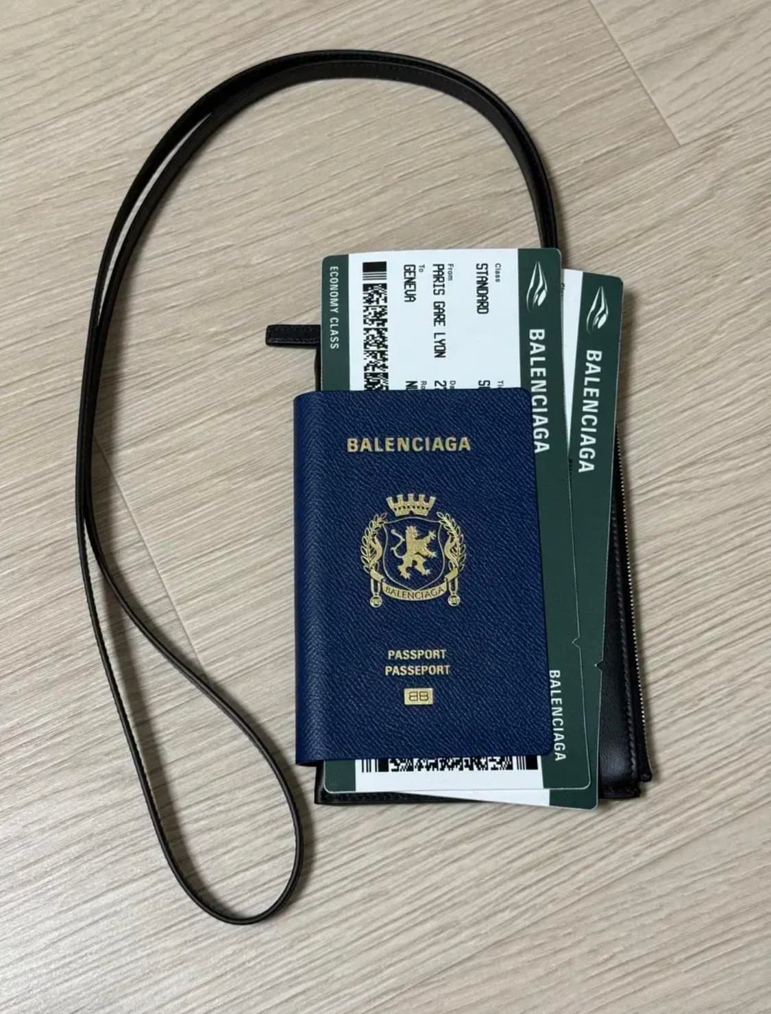 발렌시아가 패스포트 폰 홀더 지갑 블루 상품이미지2