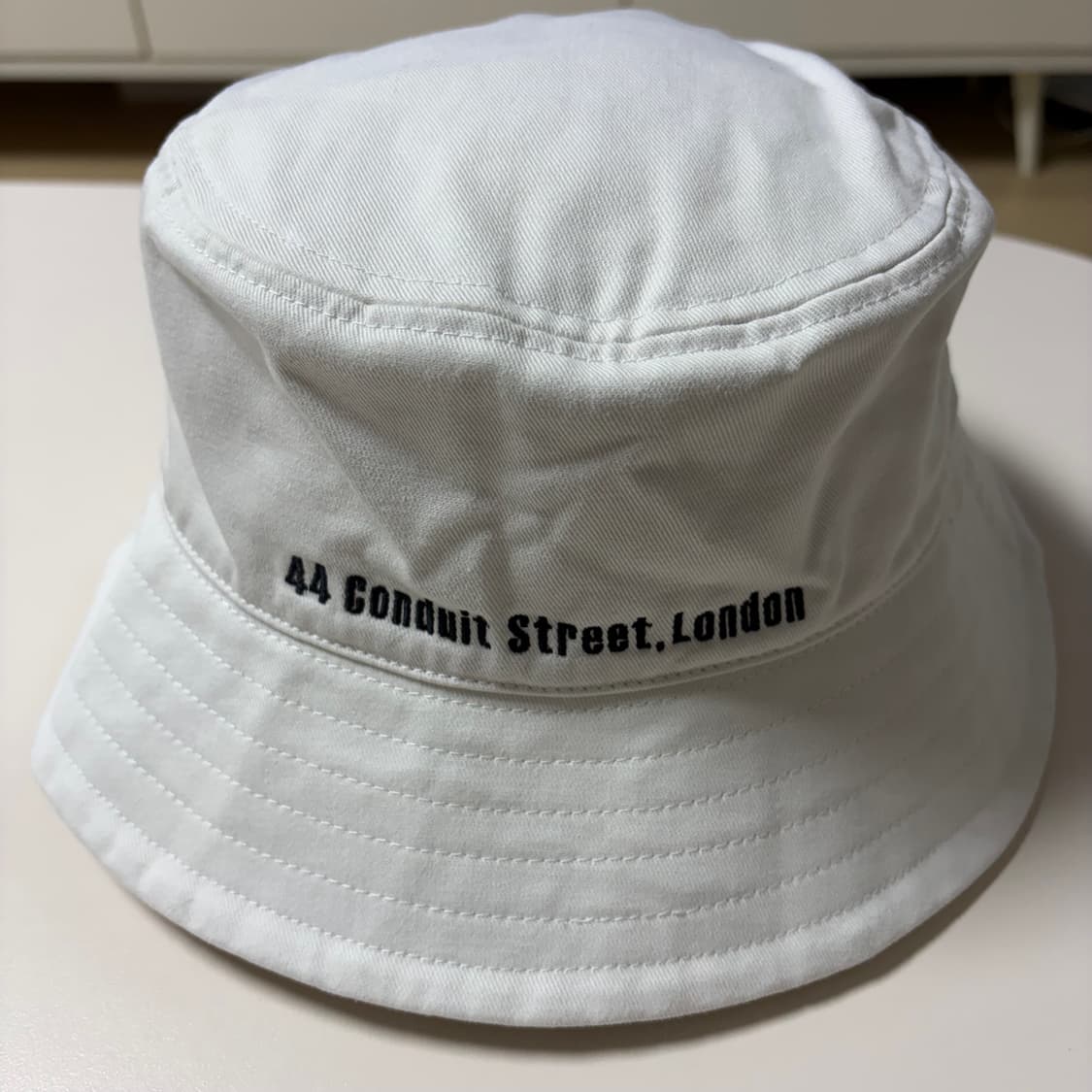 비비안웨스트우드 버킷햇 화이트 상품이미지3