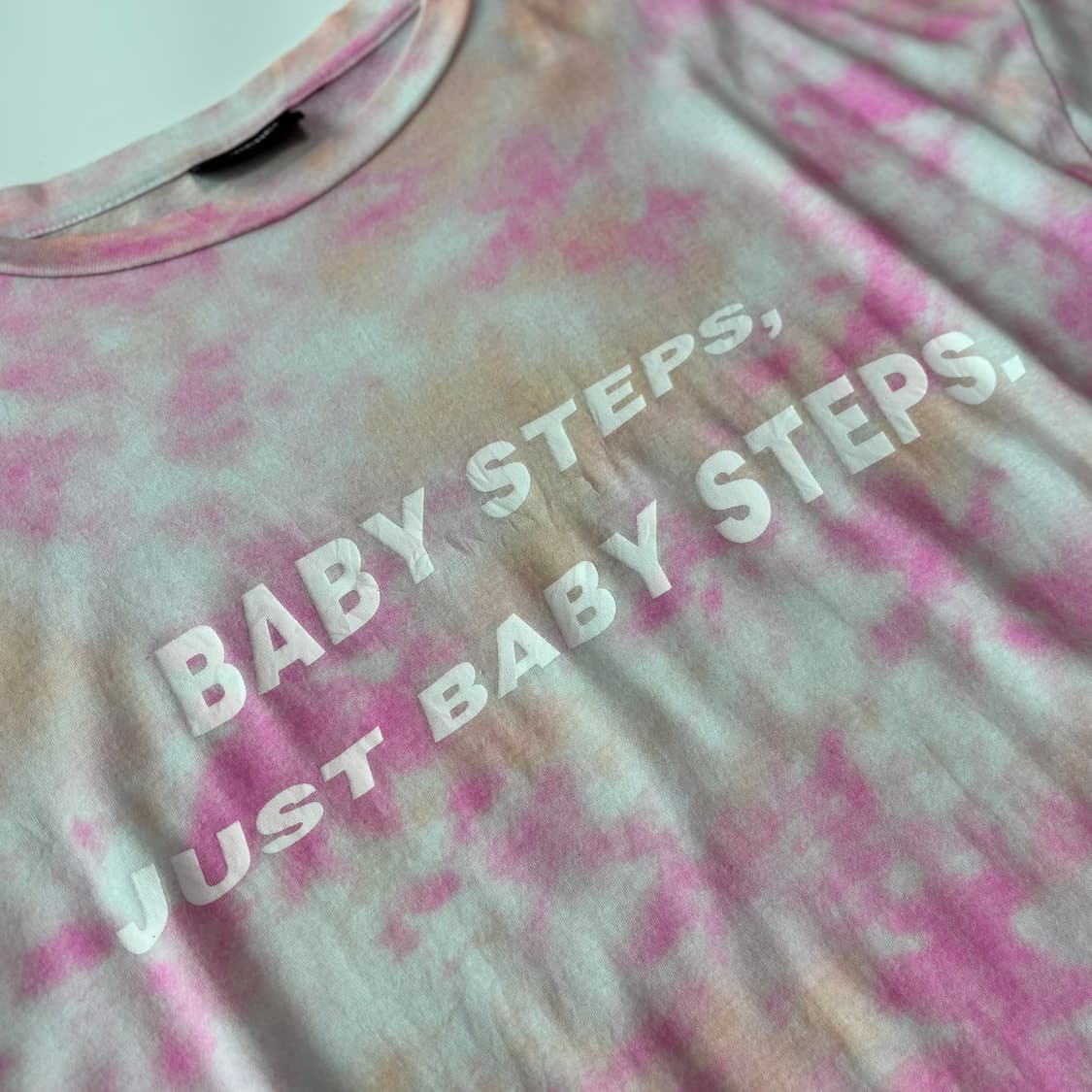 리베르(LIBERE) 핑크 타이다이 슬로건 그래픽 티셔츠 상품이미지2