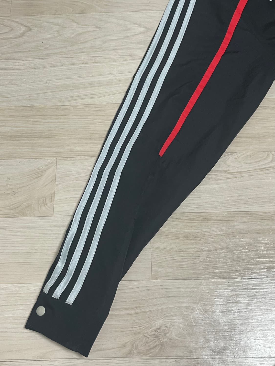 아디다스 블랙 바람막이 (레드 포인트) 상품이미지2