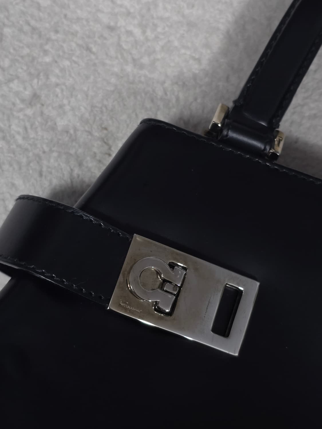 Ferragamo 페라가모 간치니 블랙 레더 토트백 상품이미지4