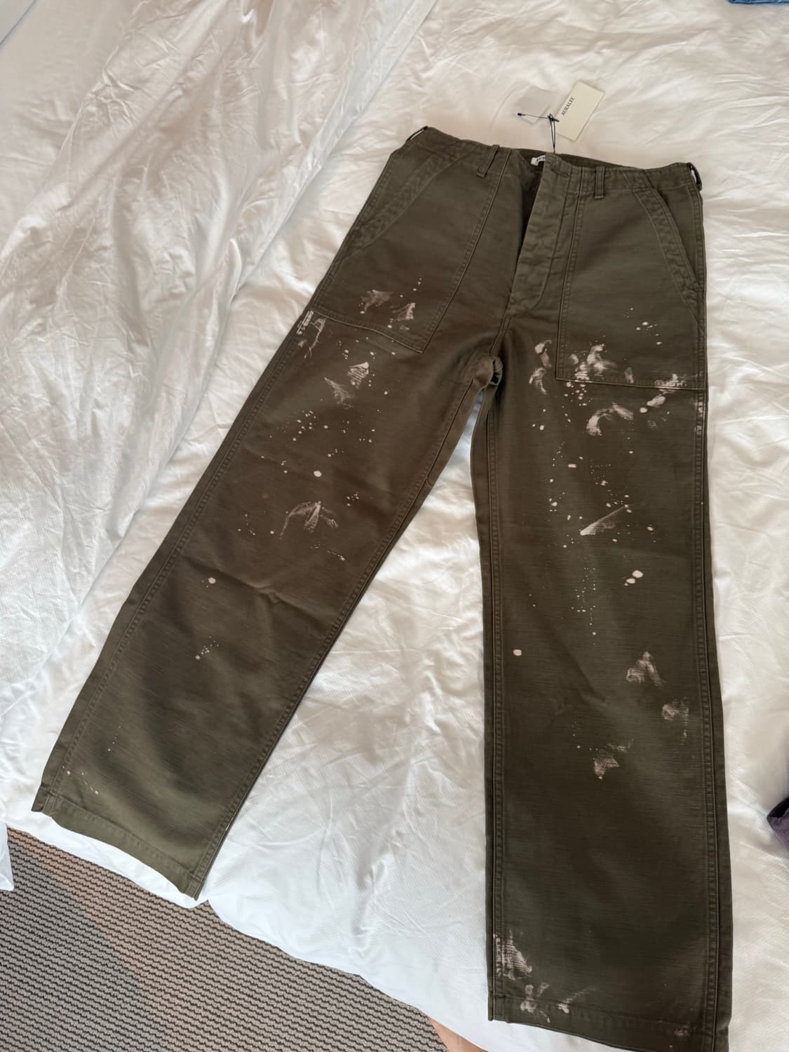 오라리 워시드 사틴 블리치즈 베이커 팬츠 상품이미지1