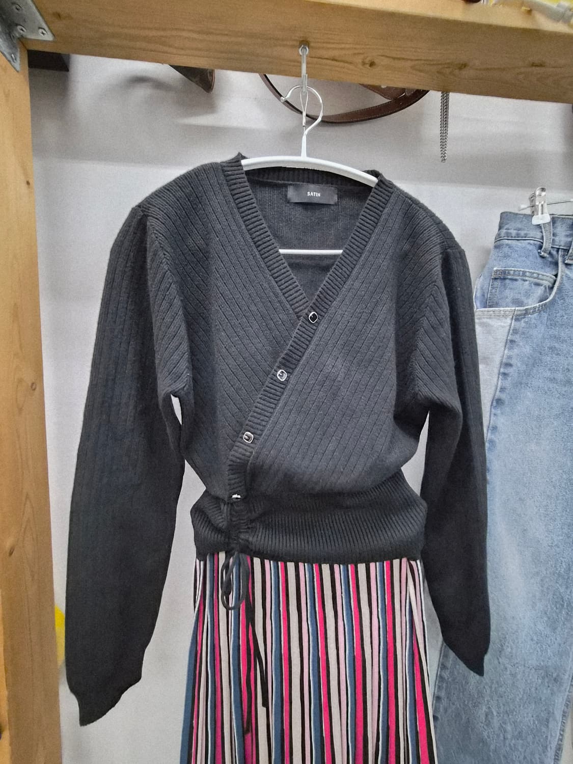 샤틴 사이드 셔링 브이넥 니트.레니본 니트샤스커트 상품이미지2