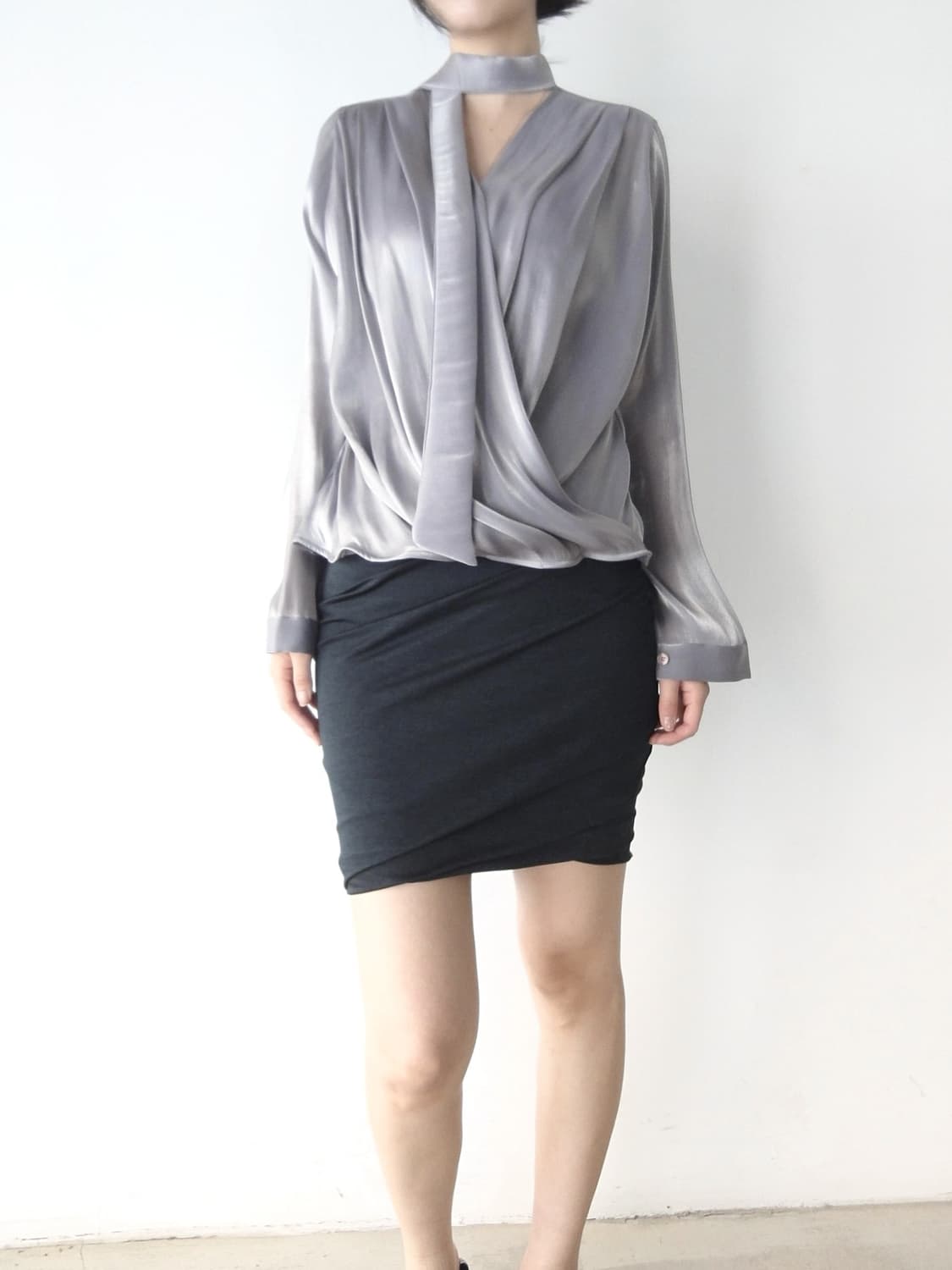 Twist choke glossy blouse 상품이미지4