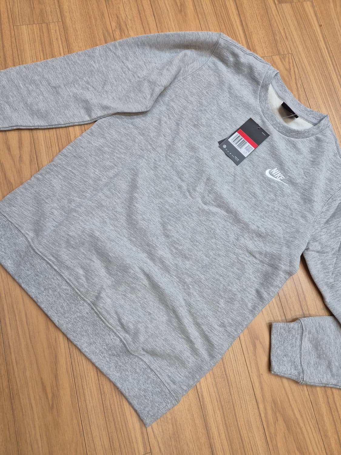 택 달린 나이키 맨투맨 M사이즈 새상품입니다. 회색 무난한 색상이라 어디 상품이미지1