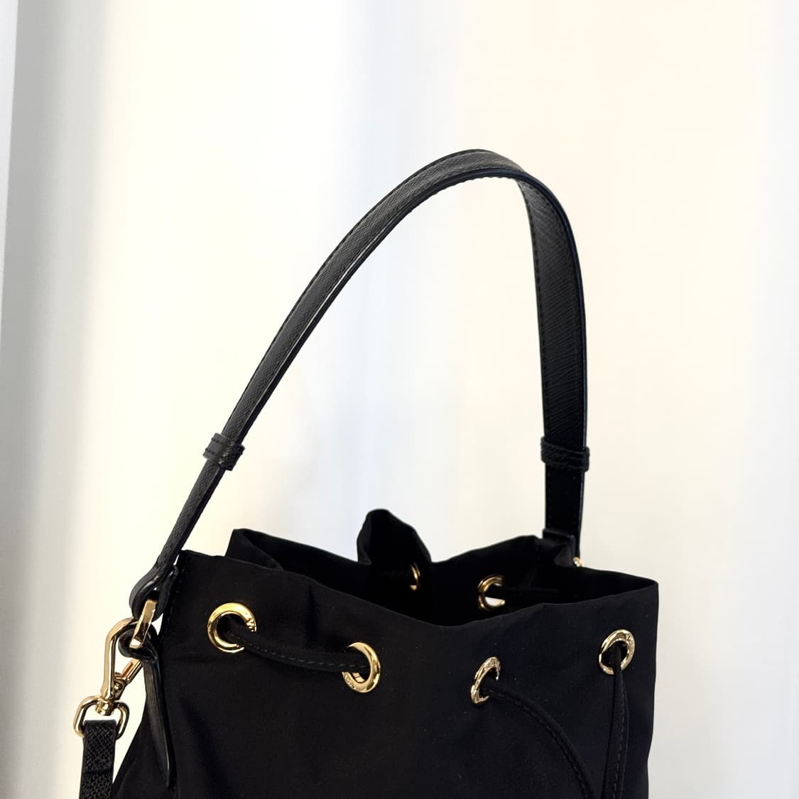 [정품] 프라다 복조리 버킷백 블랙 골드 상품이미지3