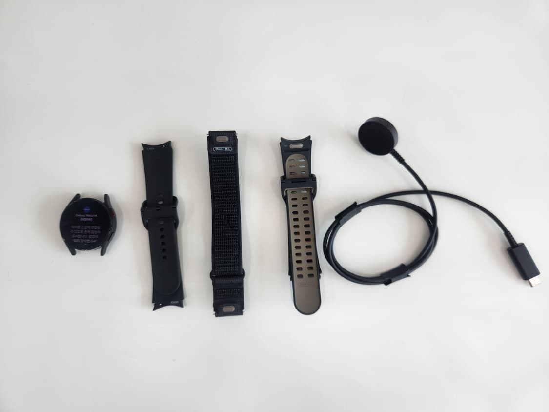 [삼성] 갤럭시워치4 40mm 블랙 + 충전기 + 삼성정품스트랩3종 상품이미지1