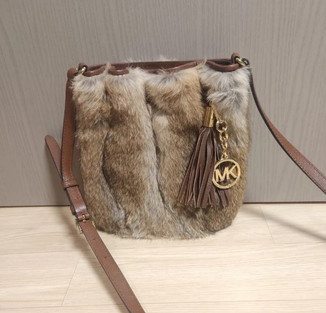 마이클 코어스 Michael Kors 퍼 크로스백 상품이미지2