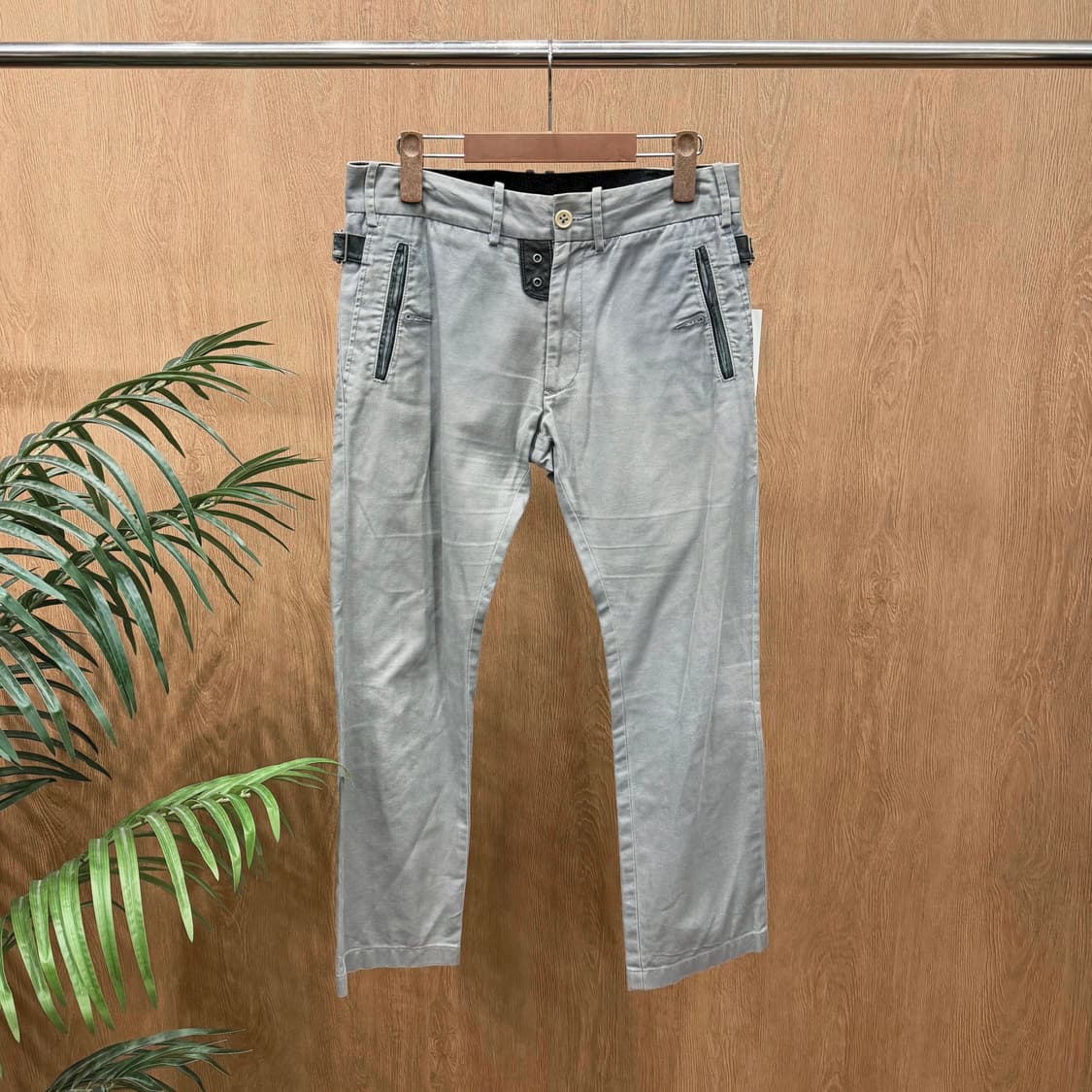 디젤 코튼 팬츠 사이드 레더 스트랩 로고 메탈 장식 스트레이트핏 그레이 상품이미지1