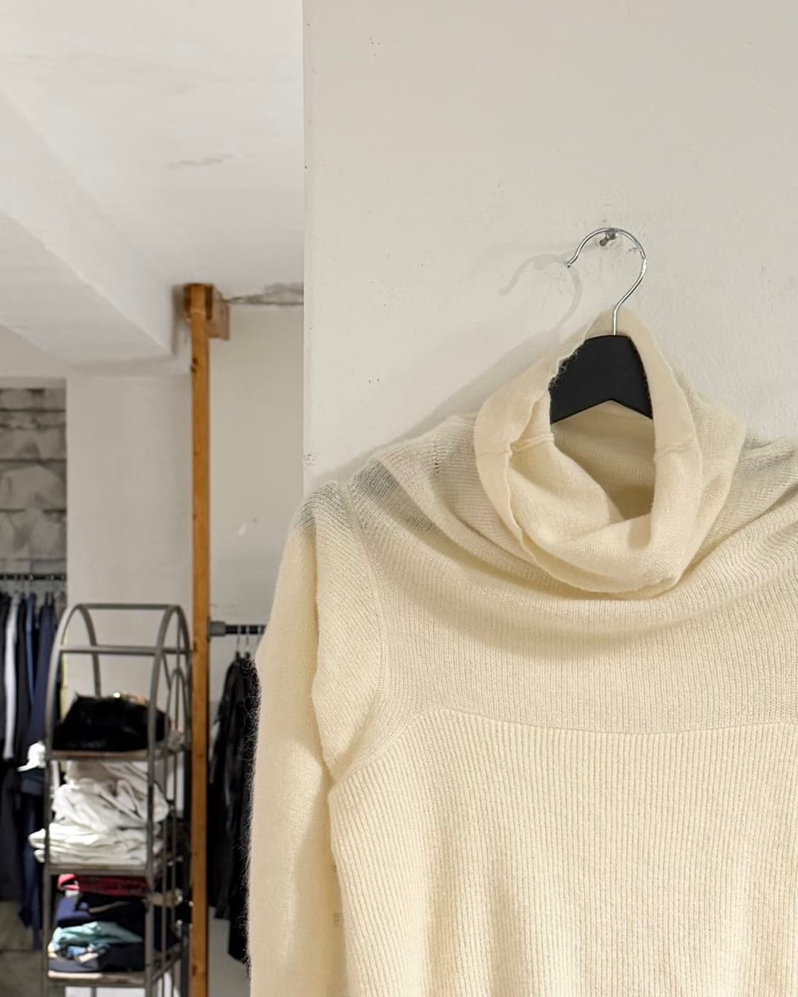 자크뮈스 아이보리 모헤어 백 컷아웃 니트  상품이미지2