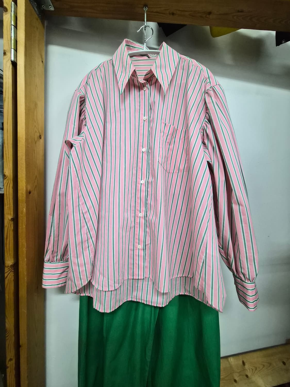 벌룬 스트라이프 셔츠. 2.코스 그린 핀턱 세미배기팬츠 상품이미지2