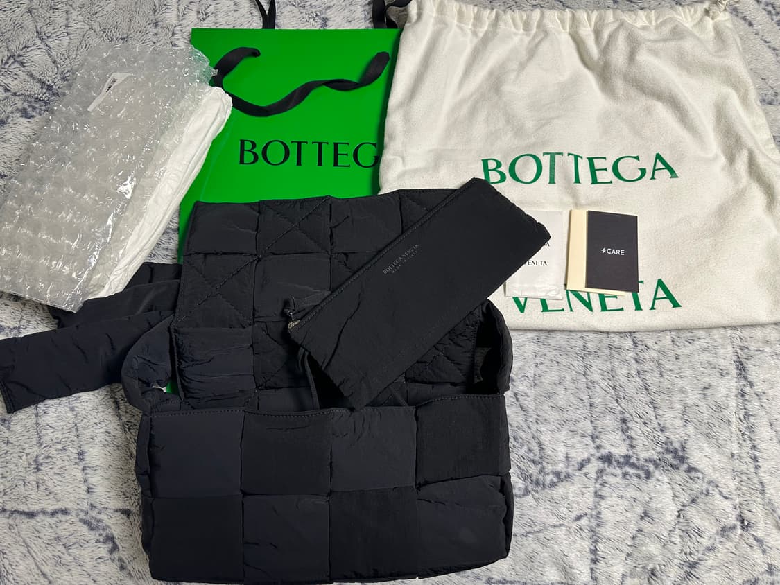 보테가베네타 패디드 테크 카세트백 미디움 상품이미지4