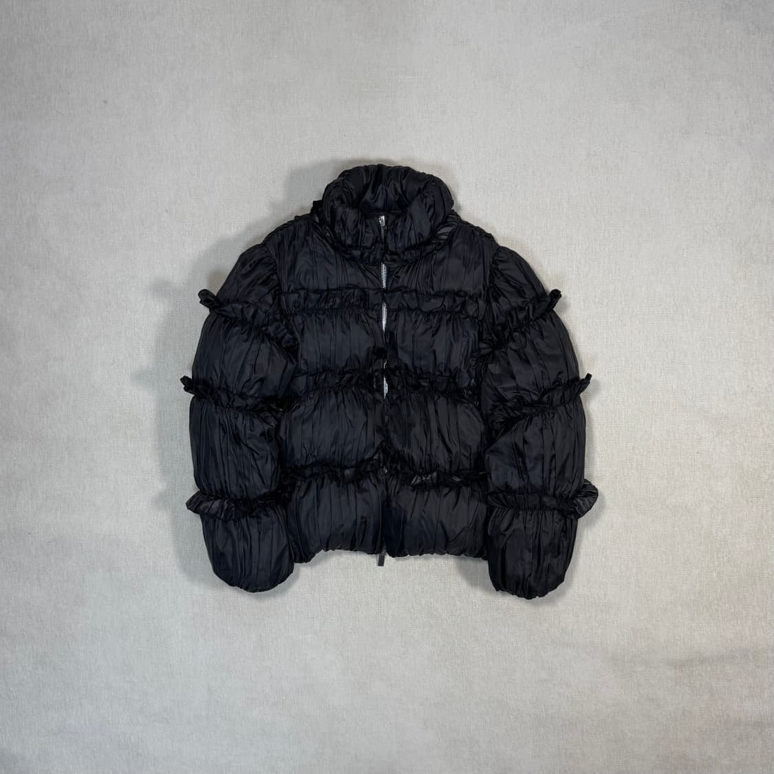 Ruffle Black Down Open Back Padding Jack 상품이미지1