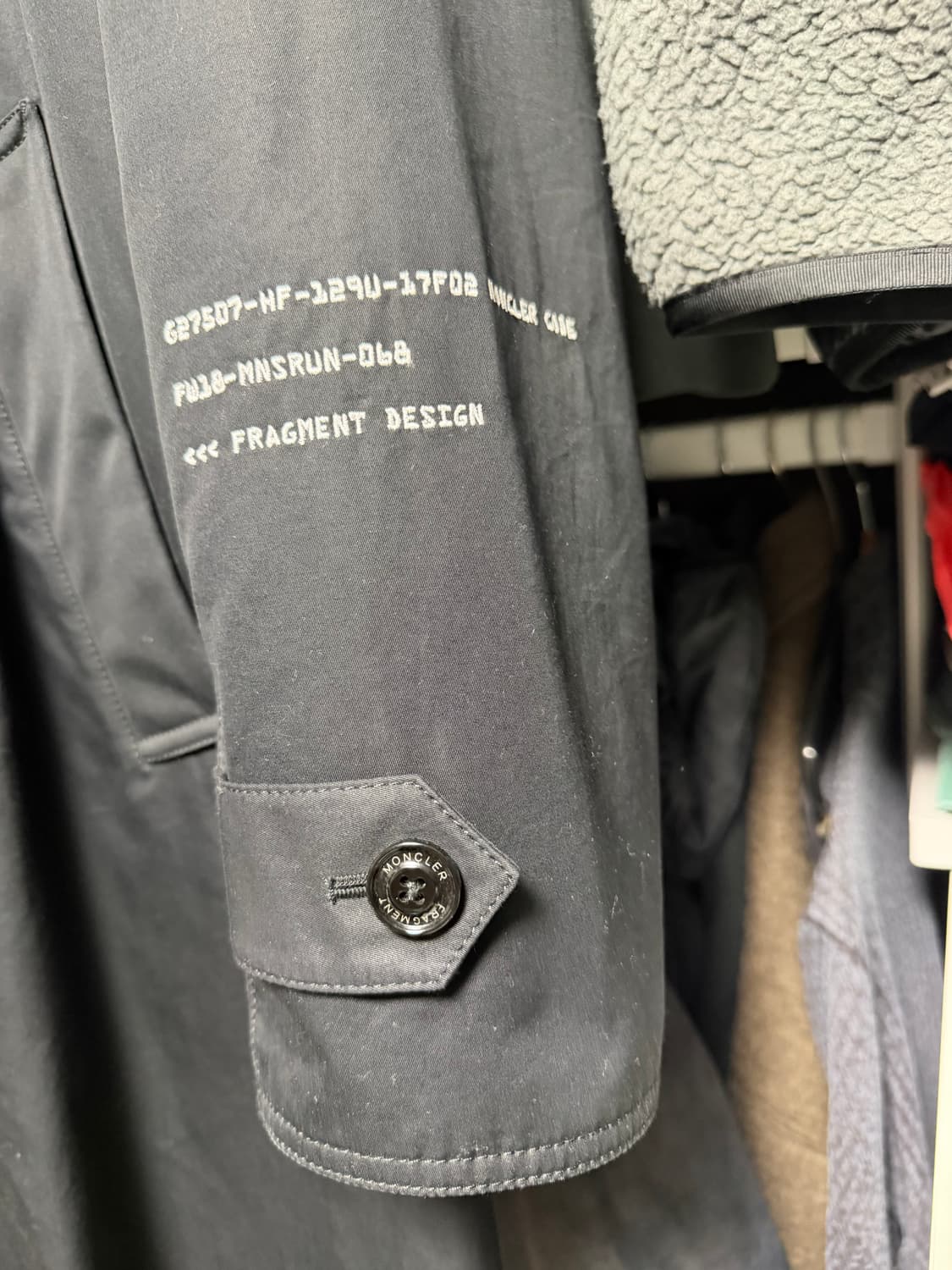 [3] 몽클레어 x 프라그먼트 지니어스 백스테이지 롱 코트 패딩 블랙 상품이미지4