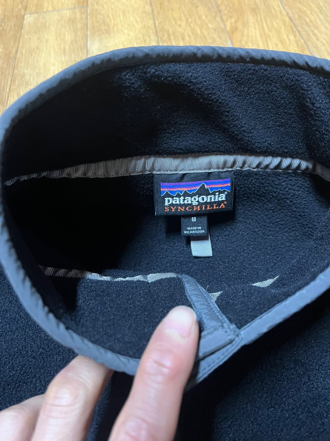파타고니아 신칠라 플리스 풀오버 블랙 색상입니다. 기본색상이지만 귀해진  상품이미지4
