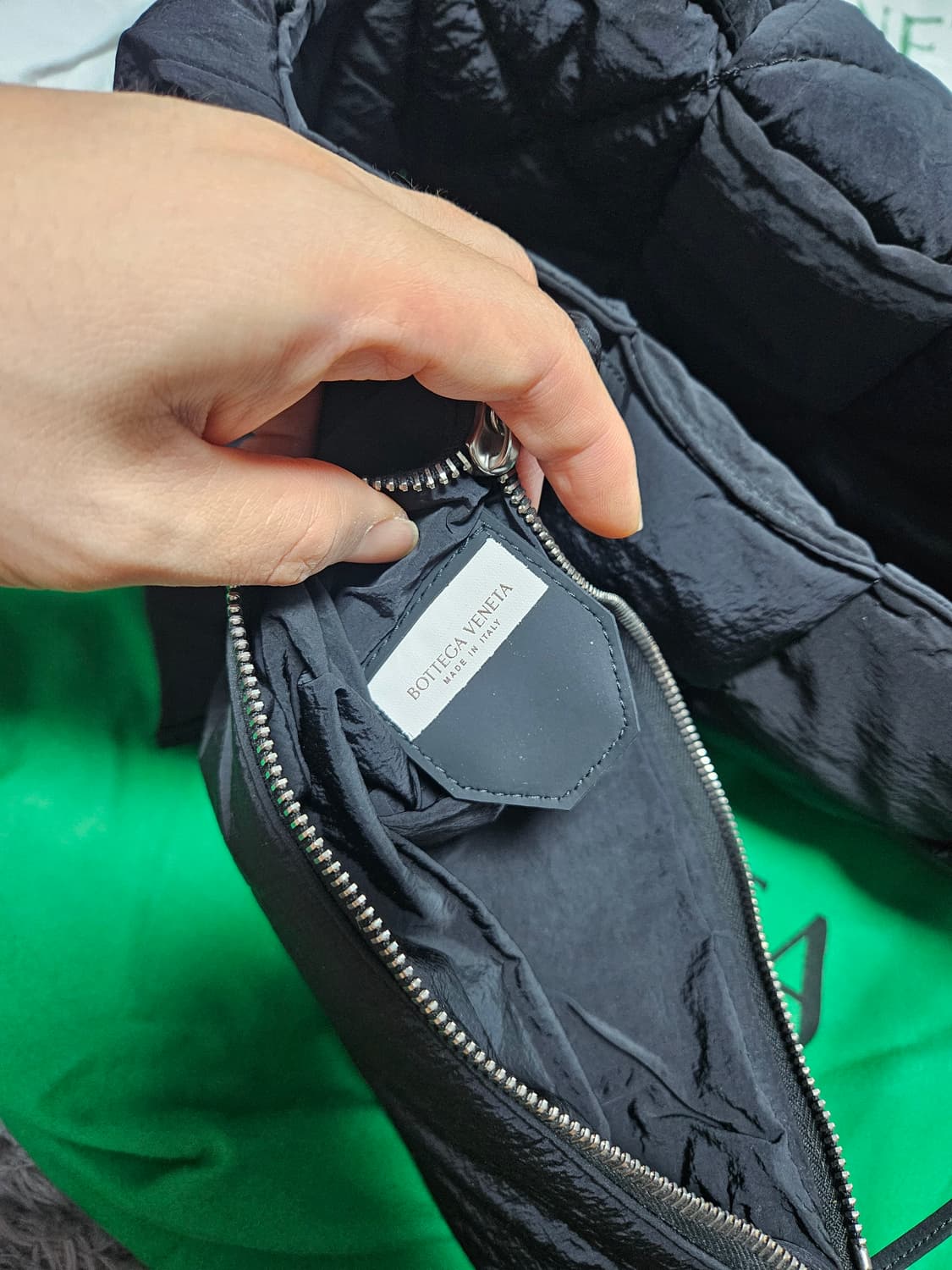 보테가 베네타 패딩 카세트백 블랙 상품이미지6