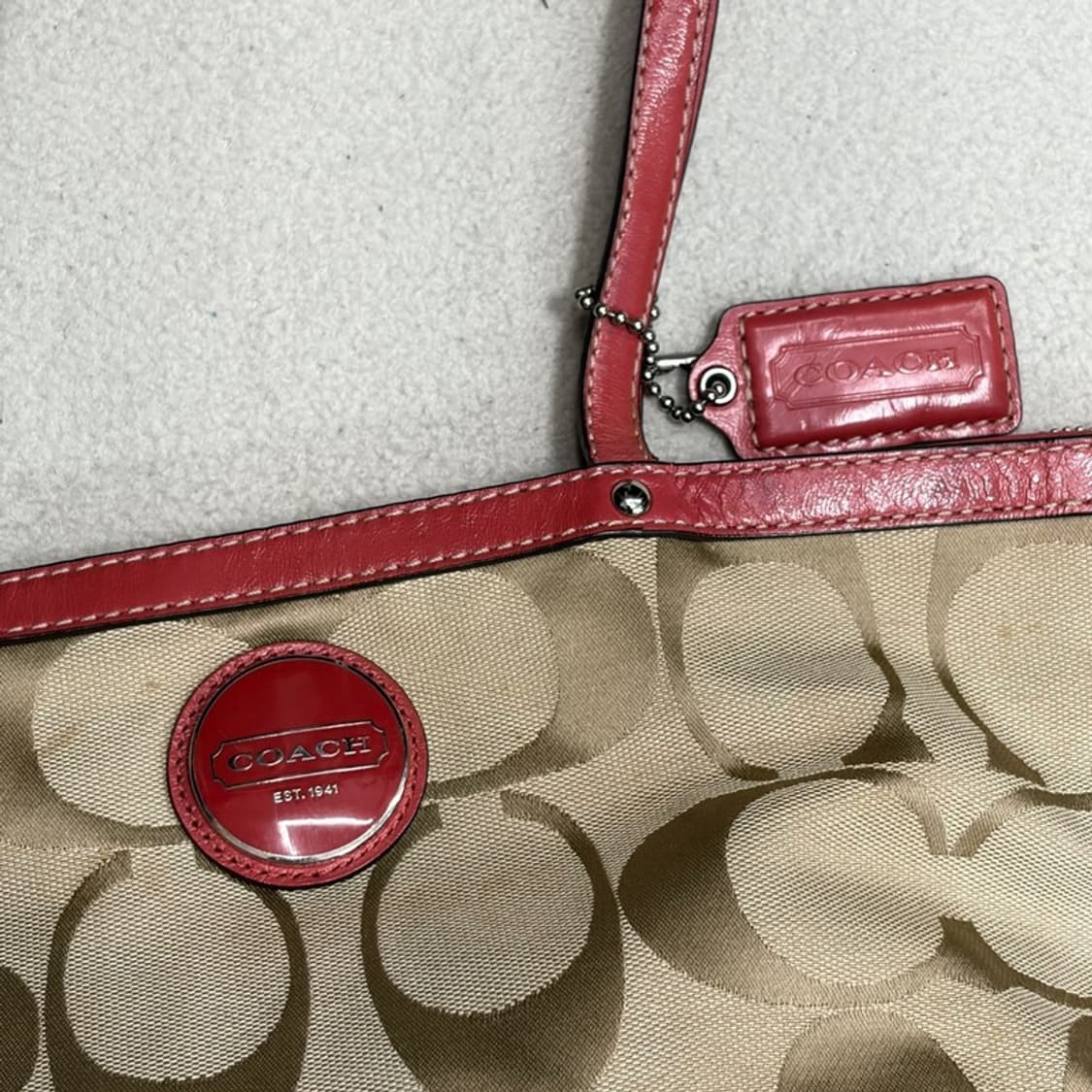 COACH 시그니처 스트라입 레드 토트백 상품이미지2