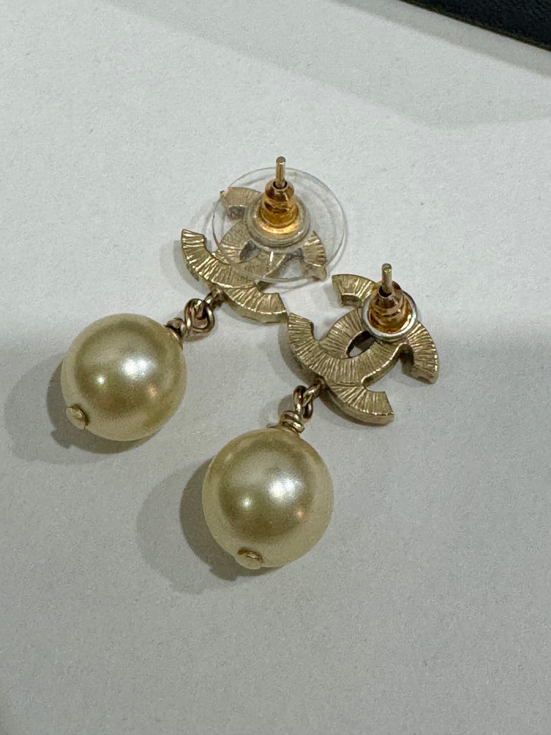 샤넬 CC 로고 진주 드롭 귀걸이 정품 상품이미지2